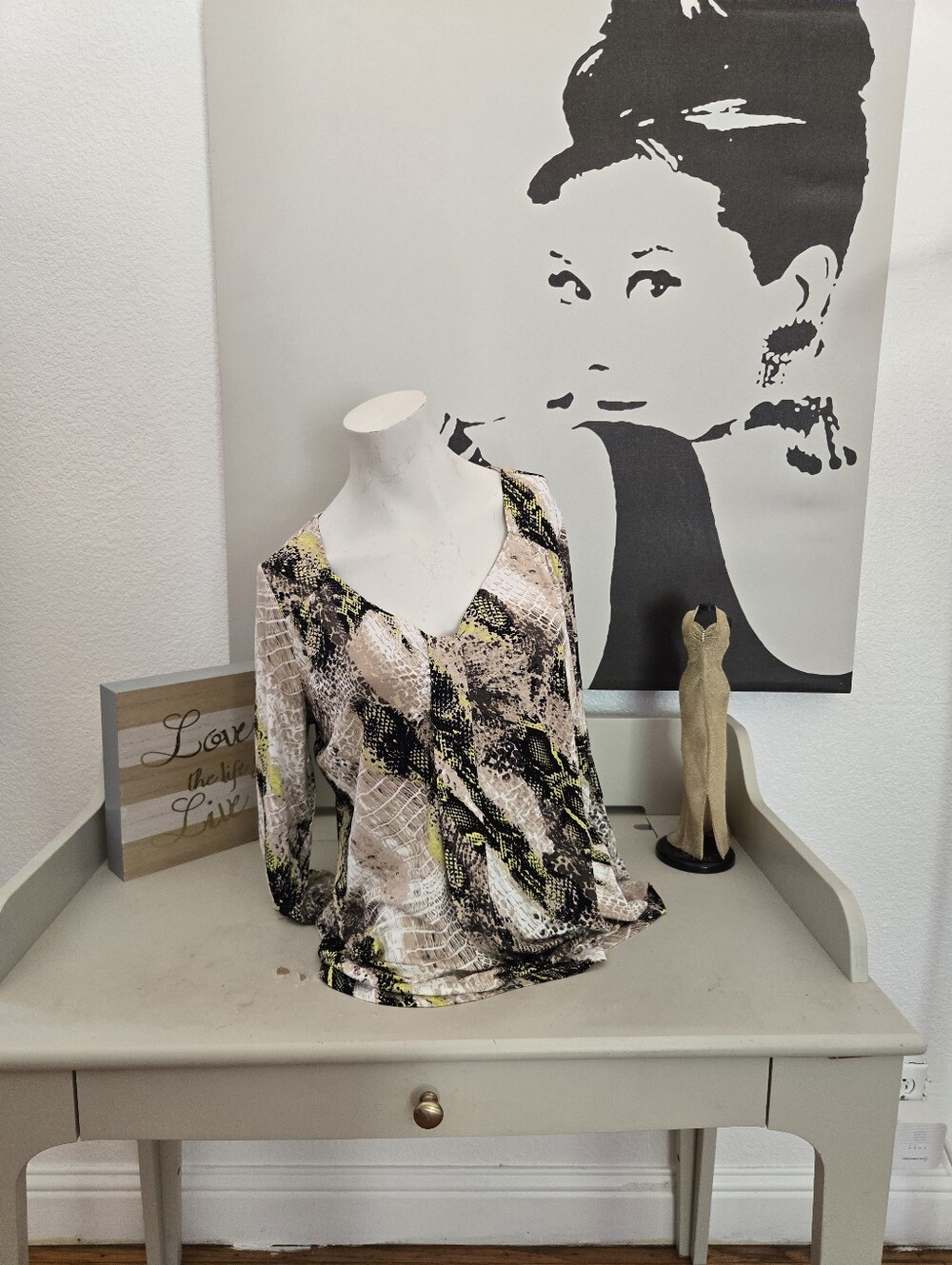 NWT Women’s Dana Buchman Printed V-Neck Blouse in Beige and Olive Size Large
